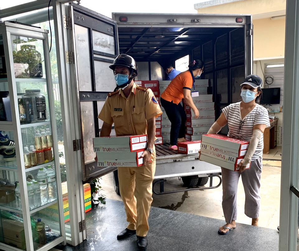 500.000 ly sữa tươi và đồ uống TH tiếp sức quân đội và người dân trong dịch Covid-19 2
