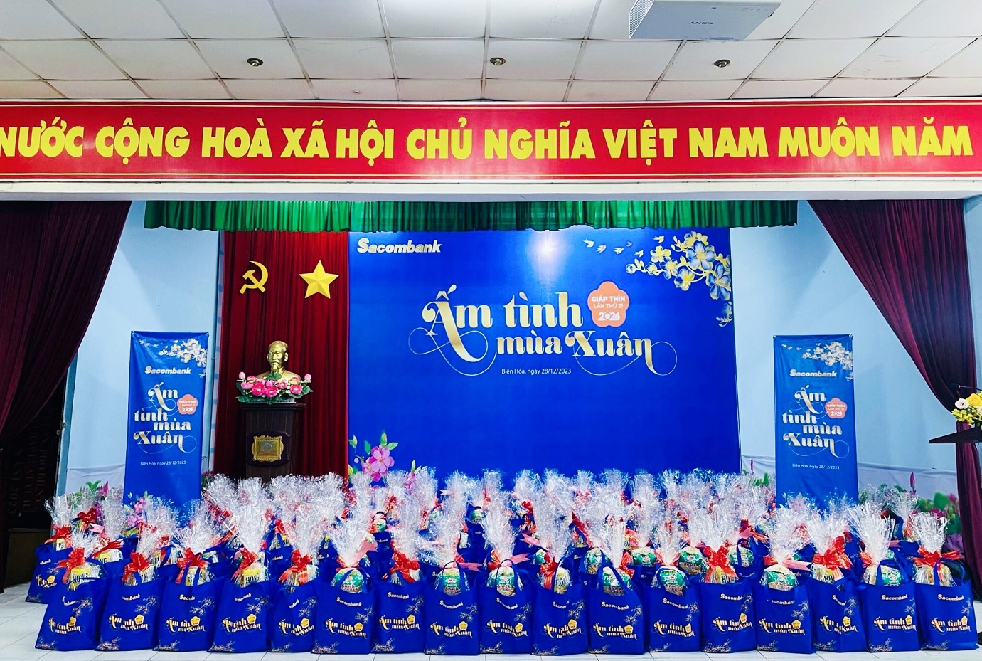 21 năm Sacombank lan tỏa yêu thương, mang mùa xuân ấm đến cộng đồng 10