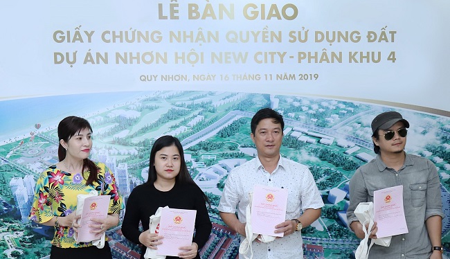 Nhơn Hội New City bàn giao sổ đỏ cho khách hàng trước thời hạn