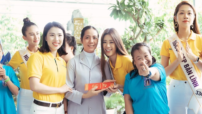 Nam A Bank cùng Tân hoa hậu hoàn vũ Việt Nam 2019 trao quà tại Mái ấm hy vọng