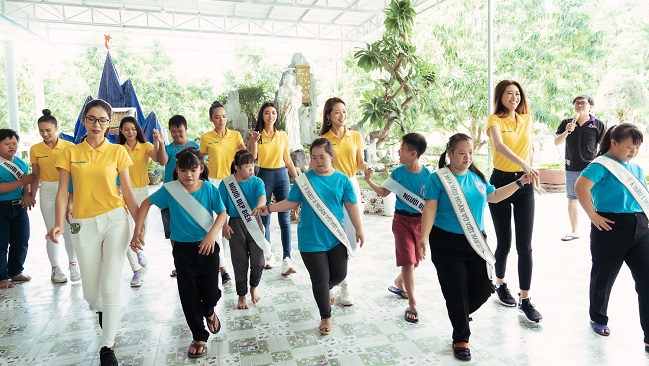Nam A Bank cùng Tân hoa hậu hoàn vũ Việt Nam 2019 trao quà tại Mái ấm hy vọng 1