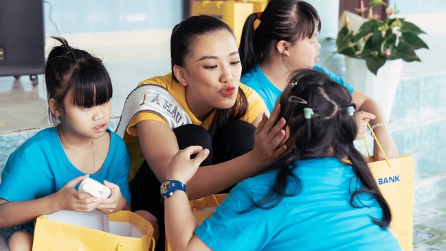 Nam A Bank cùng Tân hoa hậu hoàn vũ Việt Nam 2019 trao quà tại Mái ấm hy vọng 3