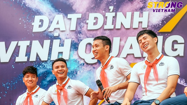 Đình Trọng, Quang Hải tham gia chào cờ đầu tuần với học sinh trường THCS Nguyễn Trường Tộ