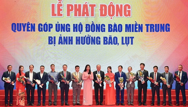 Bầu Hiển ủng hộ hơn 8 tỷ đồng tiếp sức đồng bào miền Trung vượt lũ