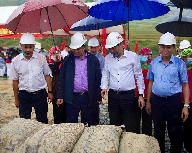 T&T Group tặng 2.000 tấn xi măng hỗ trợ Sa Pa cứng hóa nền nhà và làm đường