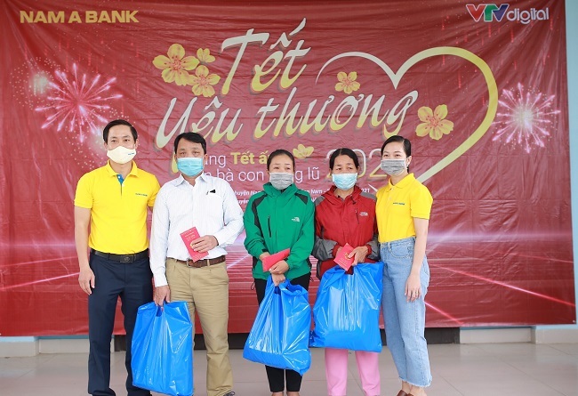 Nam A Bank mang Tết ấm đến bà con vùng lũ tại Trà Leng và Rào Trăng 2