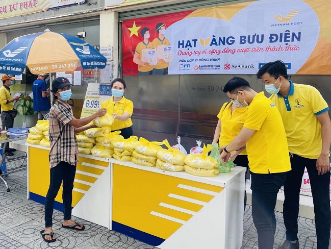 Nam A Bank trao tặng hàng ngàn phần quà đến người dân vùng dịch 2