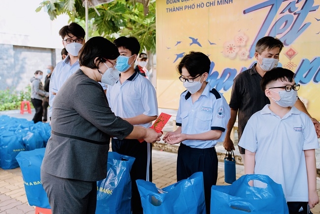 Nam A Bank mang Tết hạnh phúc đến những mảng đời khó khăn