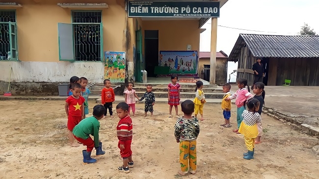 Góp tiền lẻ xây hàng trăm điểm trường, nuôi cơm hàng chục nghìn học sinh bản cao 2