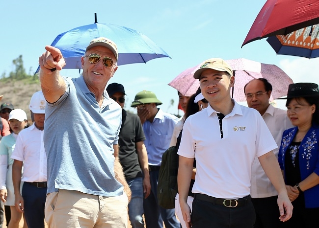 Cú swing đầu tiên của huyền thoại Greg Norman tại sân Golf Văn Lang Empire