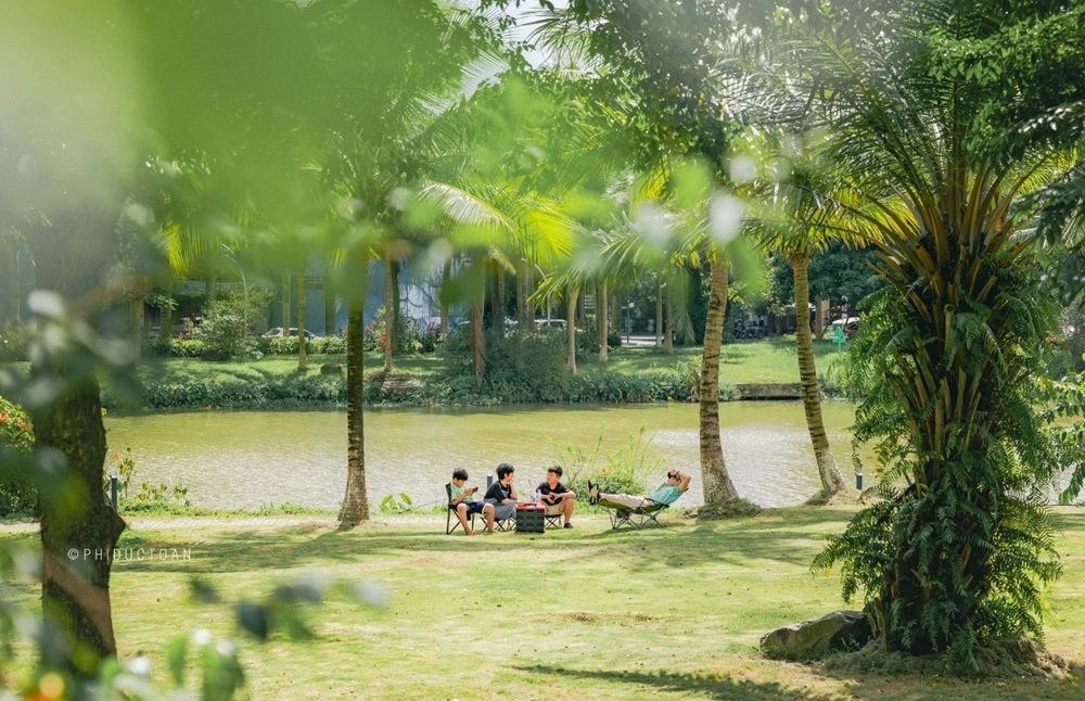 Giáng sinh rực rỡ sắc màu tại “khu rừng pha lê” tuyết trắng Ecopark 4