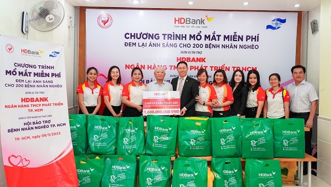 Hơn 200 người nghèo tìm lại ánh sáng 1
