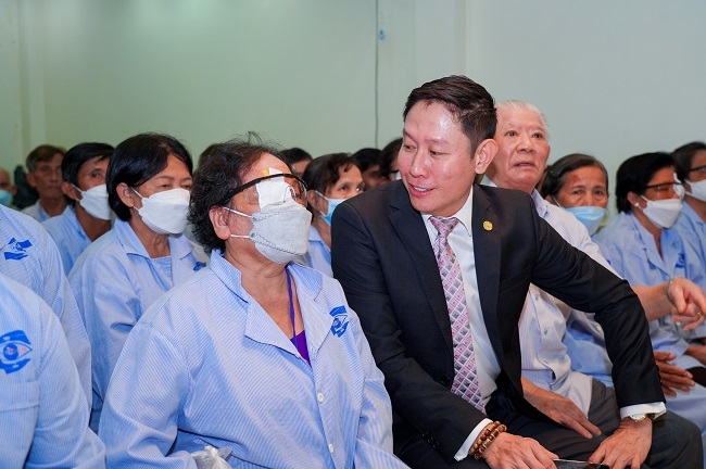 Hơn 200 người nghèo tìm lại ánh sáng