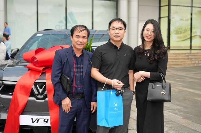 VinFast chính thức bàn giao xe VF 9 cho khách hàng  2