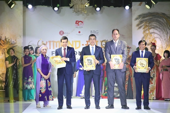 Cùng thưởng thức những sắc màu văn hóa ấn tượng tại Kimono – Aodai Fashion Show 11