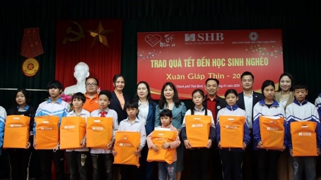 SHB trao tâm yêu thương trọn vẹn sum vầy dịp Tết đoàn viên 2