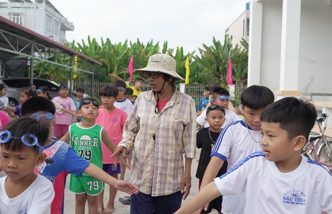 Quỹ Phát triển tài năng việt tăng hồ để dạy bơi cho trẻ em nghèo 1