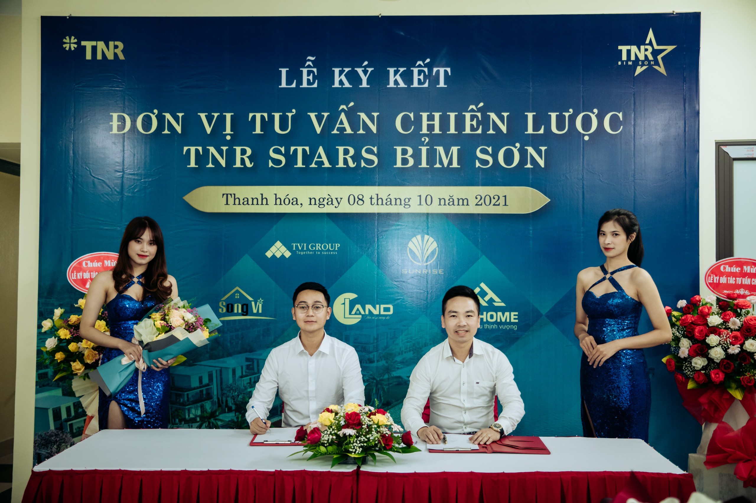 Đại diện TNR Holdings Việt Nam và Bất động sản Cland trong lễ ký kết hợp tác chiến lược.