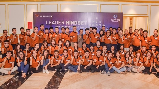 Đội ngũ lãnh đạo và quản lý Văn Phú – Invest tham gia khoá đào tạo “Leader mindset”.