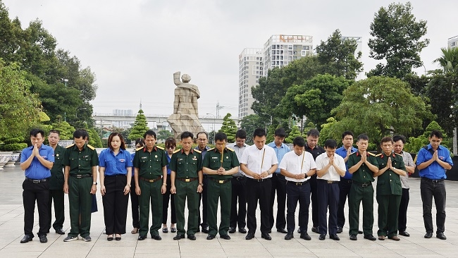 Đồng chí Nguyễn Xuân Hòa – Bí thư Đảng ủy, Chủ tịch HĐQT cùng tập thể BLĐ,  các tổ chức Đoàn thể dâng hương tại Nghĩa trang Liệt sỹ TP.HCM