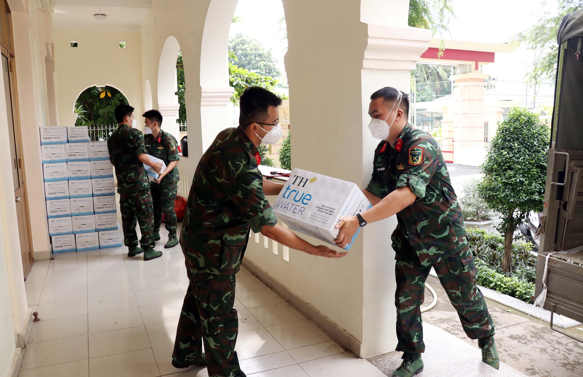500.000 ly sữa tươi và đồ uống TH tiếp sức quân đội và người dân khó khăn trong dịch Covid-19 500.000 ly sữa tươi và đồ uống TH tiếp sức quân đội và người dân khó khăn trong dịch Covid-19