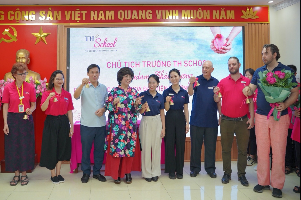 Chủ tịch Hệ thống trường TH School chào đón khóa học sinh đầu tiên của TH School cơ sở Vinh 3