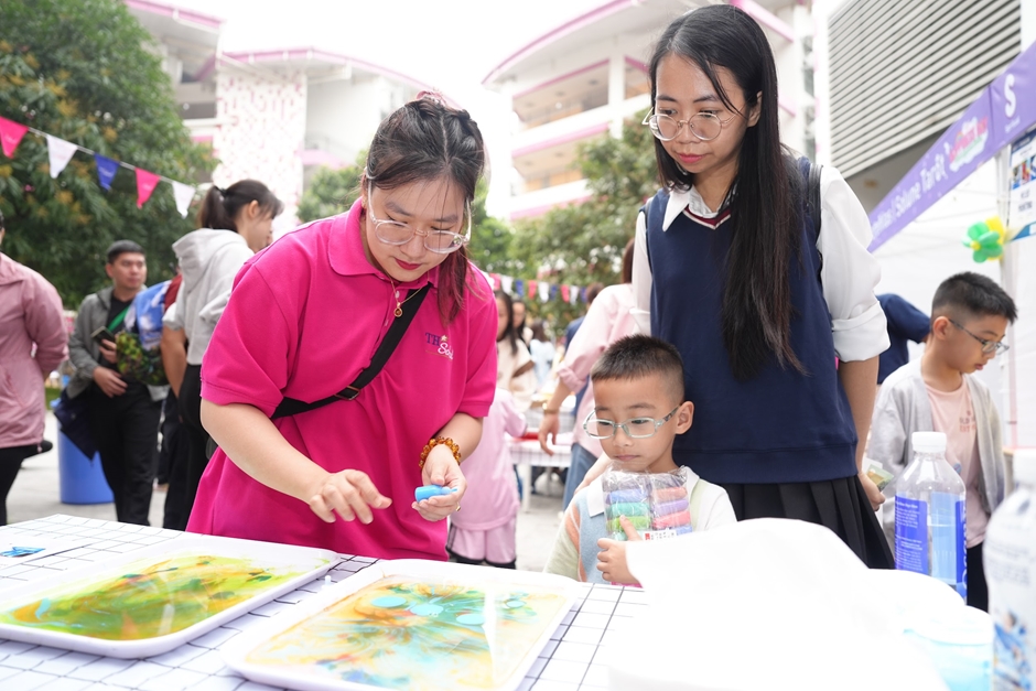 TH School Happiness Day - “Rất nhiều nụ cười, cái bắt tay, cái ôm chia sẻ ấm áp… ở ngôi trường hạnh phúc”