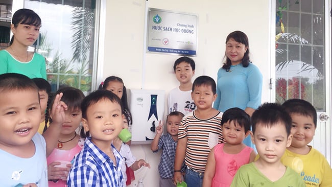 Novaland và Hội Bảo trợ Bệnh nhân nghèo TP. HCM trao tặng 346 máy lọc nước cho học sinh tỉnh Long An