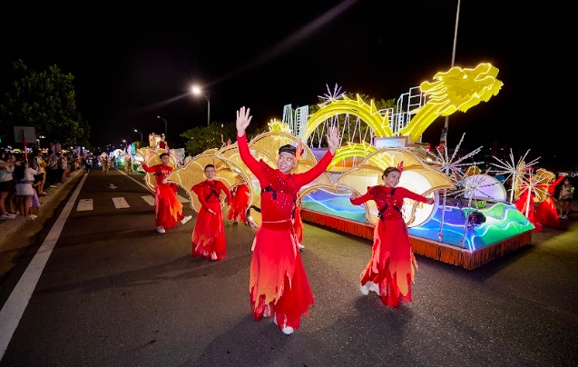 Đà Nẵng “bùng nổ” trong đêm mở màn lễ hội Carnival đường phố Sun Fest 1