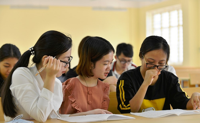Không có hai tay, cô giáo khổ luyện viết chữ bằng đôi chân 1