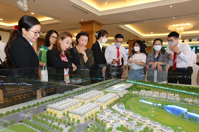 Hàng trăm khách hàng tham dự lễ công bố dự án Làng sinh thái golf Green Center 2
