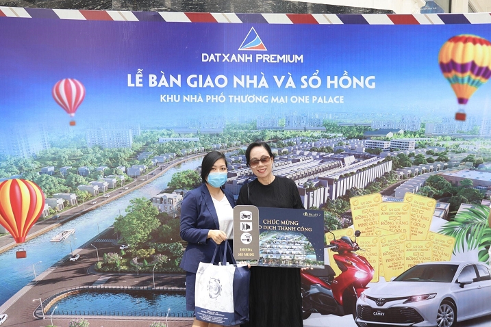 Dat Xanh Premium bàn giao nhà và sổ hồng cho cư dân khu nhà phố One Palace