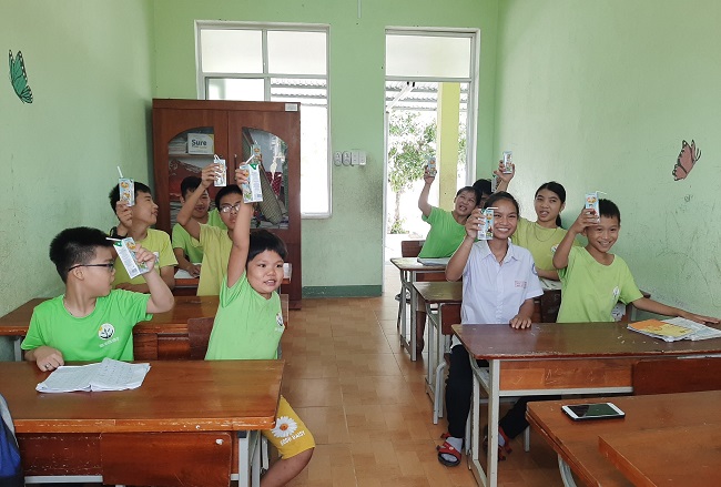 Vinamilk và Quỹ sữa Vươn cao Việt Nam trai tặng 1,7 triệu hộp sữa cho trẻ em có hoàn cảnh khó khăn 1