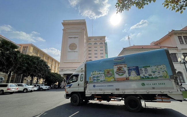 Vinamilk hỗ trợ sữa cho người dân và trẻ em vùng dịch tại Campuchia 2