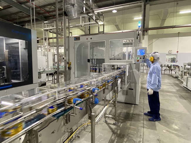 Với 13 nhà máy hiện đại, Vinamilk có thể sản xuất hơn 28 triệu hộp sữa nước mỗi ngày 4