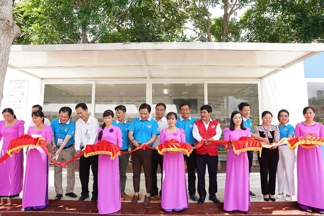 YBA TP.HCM tổ chức Caravan kết nối giao thương và trao tặng thư viện container tại Long An 1