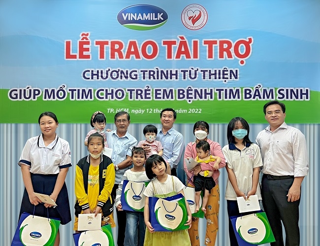 Vinamilk tiếp tục hỗ trợ phẫu thuật tim và mắt cho trẻ em khó khăn 2