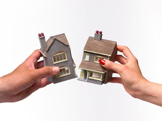 Tách thửa là quy trình phân chia quyền sử dụng đất từ người đứng tên trong sổ đỏ cho một hoặc nhiều người khác. Ảnh minh họa