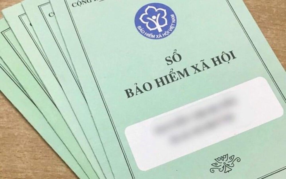 trường hợp đối tượng mua nhà ở xã hội mà không có hộ khẩu thường trú thì phải có bản sao có chứng thực giấy đăng ký tạm trú, bản sao có chứng thực hợp đồng lao động và giấy xác nhận về việc có đóng bảo hiểm xã hội 