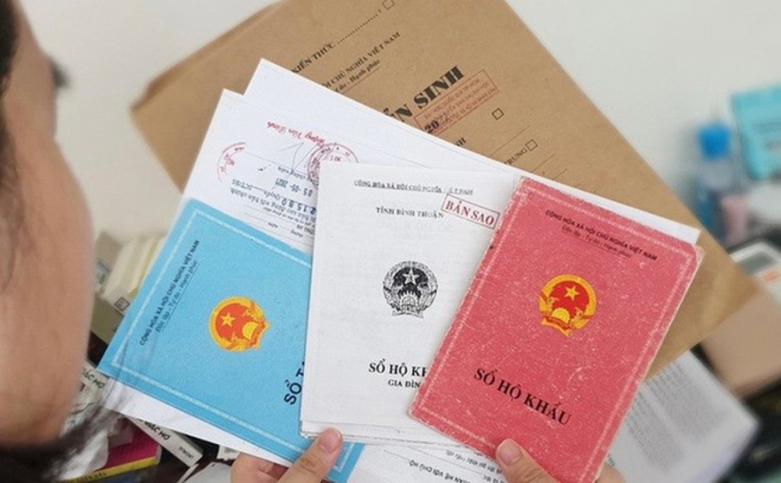 trường hợp không có đăng ký thường trú thì phải có đăng ký tạm trú từ một năm trở lên tại tỉnh, thành phố này, trừ trường hợp quy định tại khoản 9 Điều 49 của Luật này;