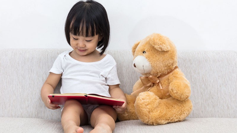 Việc chọn quà phải phù hợp với giới tính của trẻ. Ảnh minh họa
