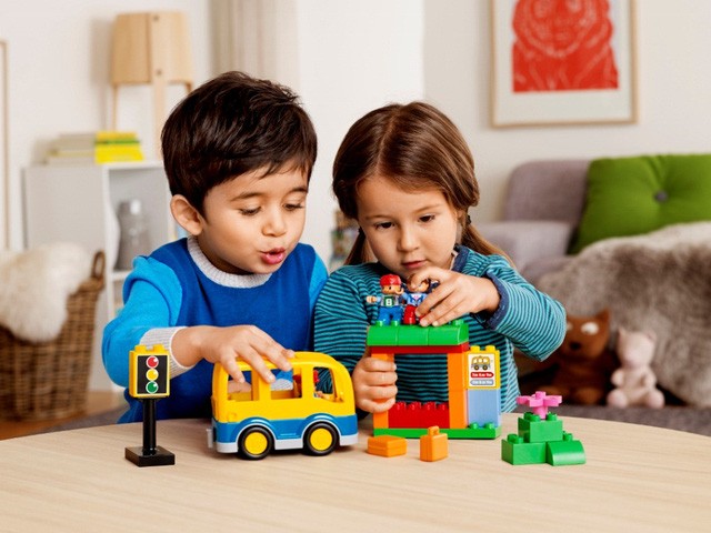Khi mua quà cho trẻ cũng nên chú ý đến chất lượng của sản phẩm