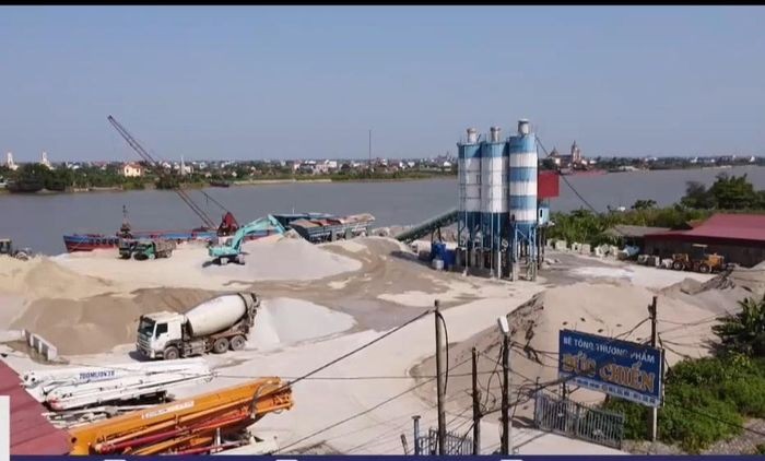 Trạm trộn bê tông của Công ty Đức Chiến, một trong các doanh nghiệp được điểm danh vi phạm, buộc phải tháo dỡ.