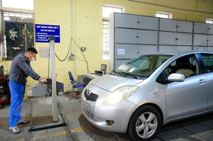 Dự kiến các trung tâm đăng kiểm được đưa ra mức giá linh hoạt nhưng không được vượt mức giá trần. Ảnh minh họa: PLO.vn