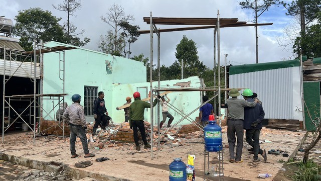 Tháo dỡ căn nhà xây dựng trái phép trên đất rừng.