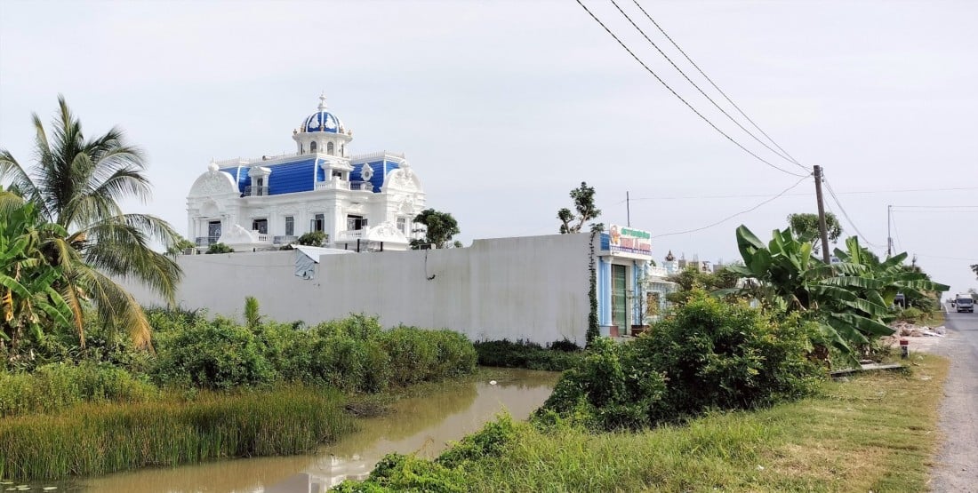 Căn biệt thư được cho là đẹp nhất Cà Mau xây trên đất nuôi trồng thủy sản nhìn từ xa trên đường Quản Lộ - Phụng Hiệp. Ảnh: Nhật Hồ