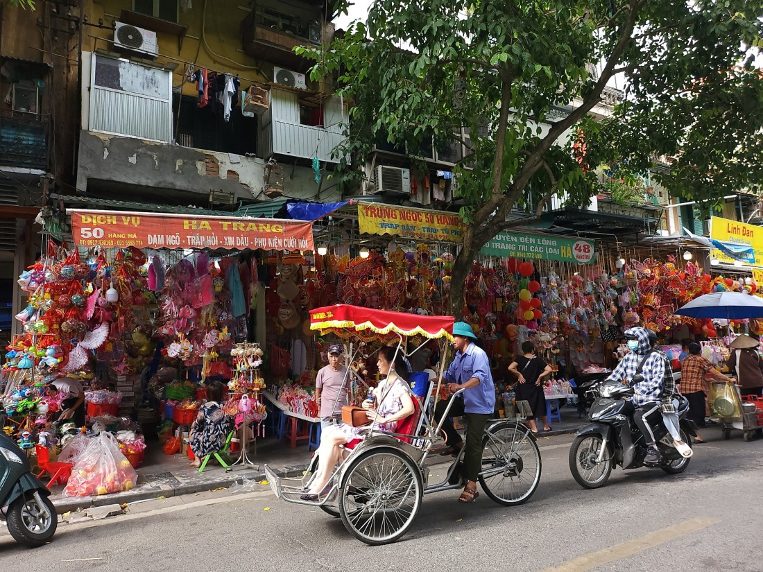 Phố Hàng Mã khoác lên mình màu sắc 'Trung Thu' xưa rực rỡ