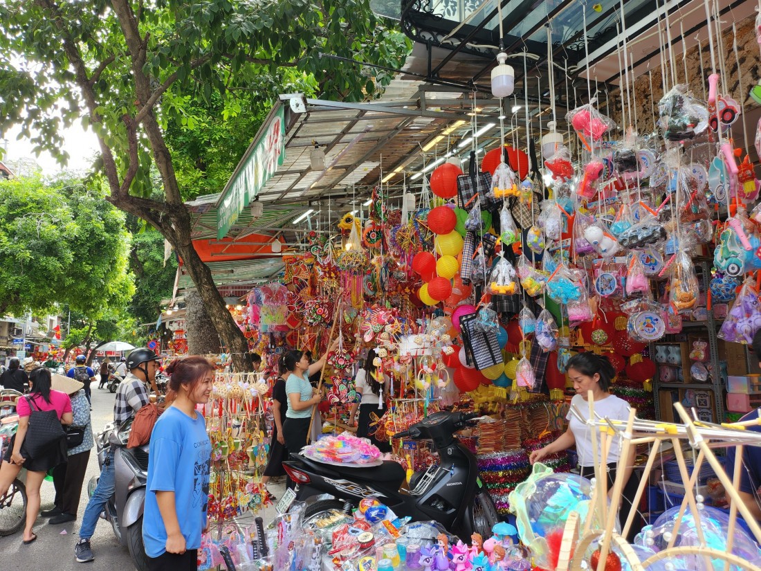 Phố Hàng Mã khoác lên mình màu sắc 'Trung Thu' xưa rực rỡ