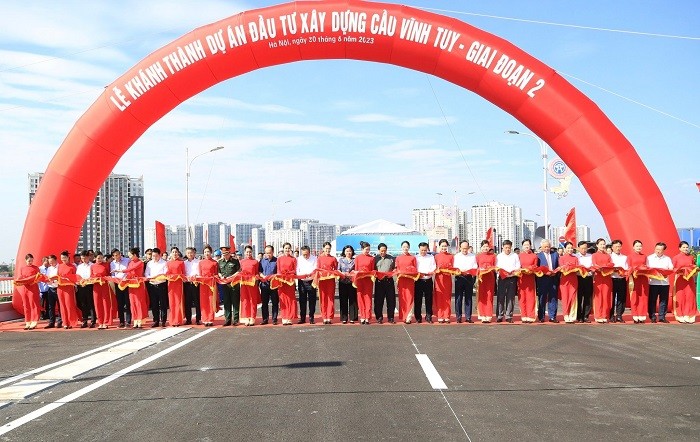 Thủ tướng Chính phủ Phạm Minh Chính cùng lãnh đạo thành phố Hà Nội, các Bộ, ban, ngành liên quan cắt băng khánh thành Dự án