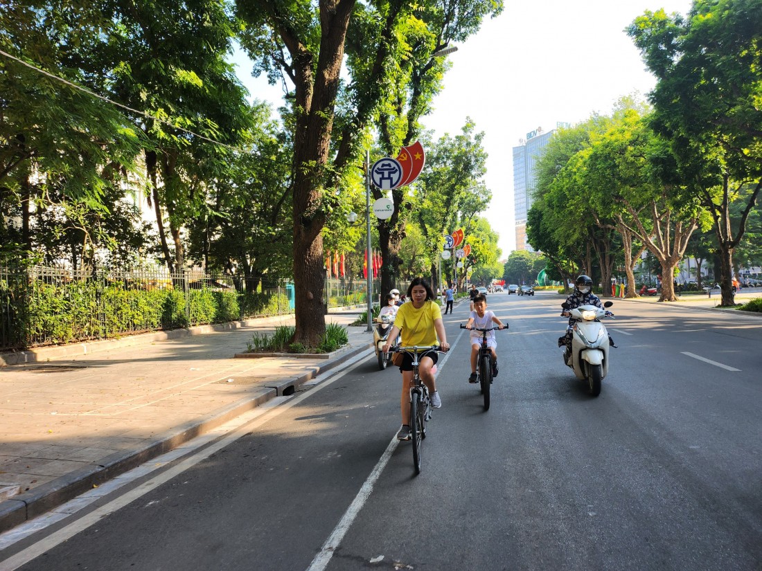 Người dân dạo quanh phố phường từ rất sớm. Ảnh Hoàng Minh